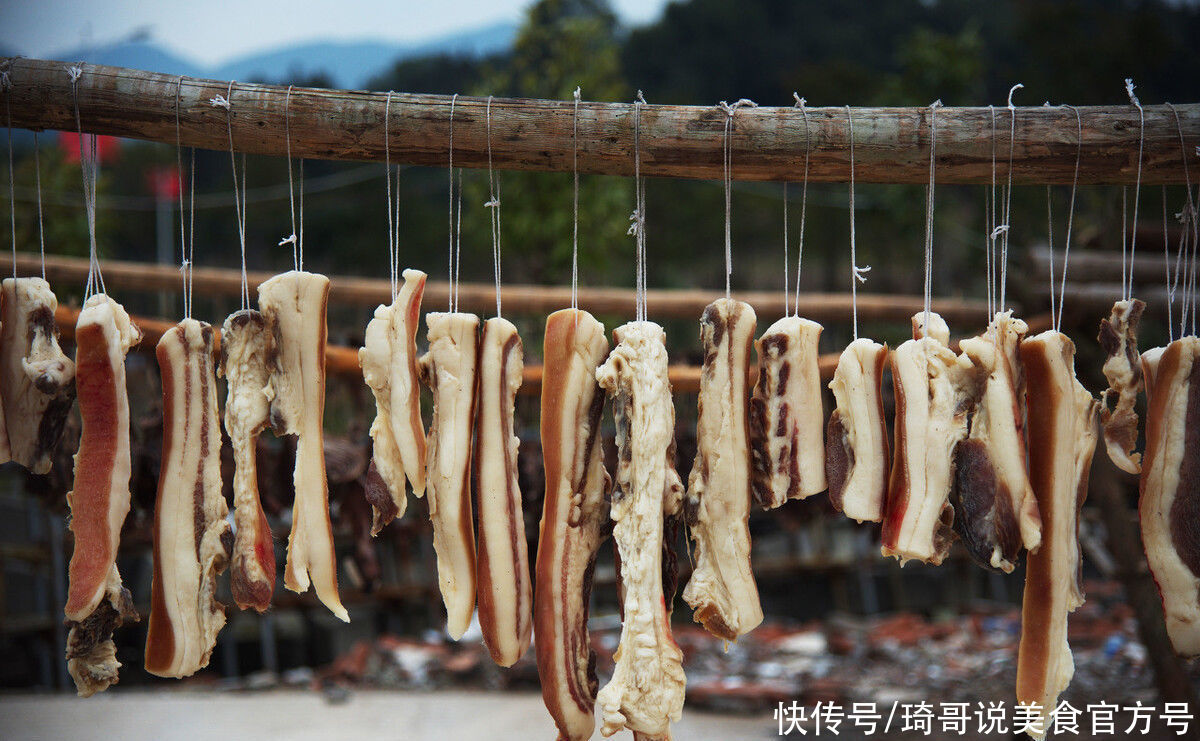  高度白酒|腌腊肉时，别用烟熏了，多加“这味料”，腊肉保存久，咸香味道好