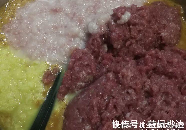 馄饨|小馄饨肉馅要加生粉吗？看馄饨店主如何调馅，鲜嫩抱团有诀窍