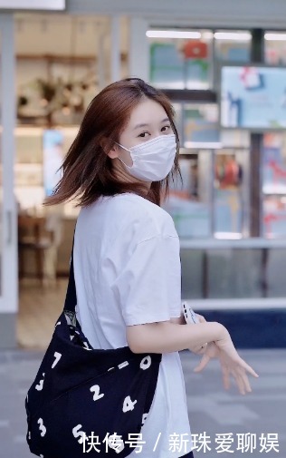 短裤|口罩下的休闲女孩,简单白T恤+蓝色短裤,好气质无处可藏