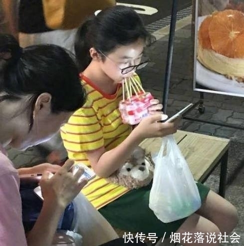 |幽默笑话：儿子不听话，罚他站墙角思过……