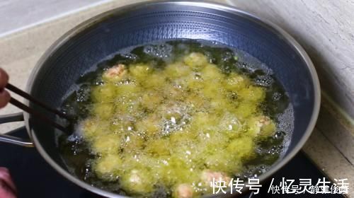猪肉丸|炸肉丸子时,记住“这3个小技巧”,丸子酥香松软,久放也不变硬