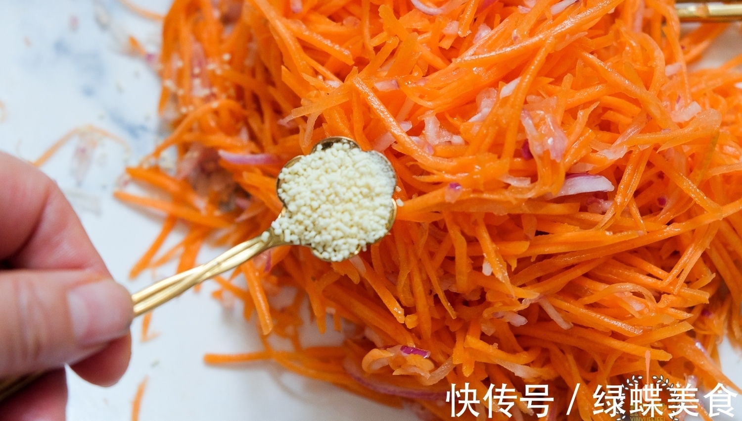 胡萝卜|胡萝卜别再生着吃了，教你一个新吃法，口感清脆，营养好吸收