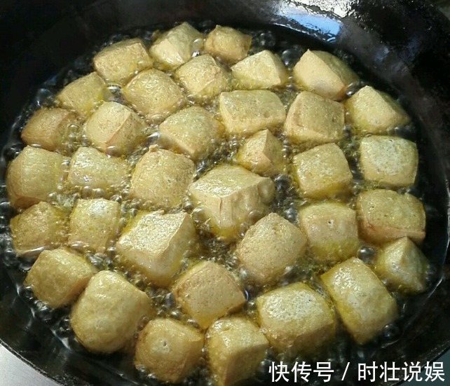 炸豆腐泡|炸豆腐泡，直接炸还是裹面粉炸教你一招，金黄酥脆，起泡不油腻