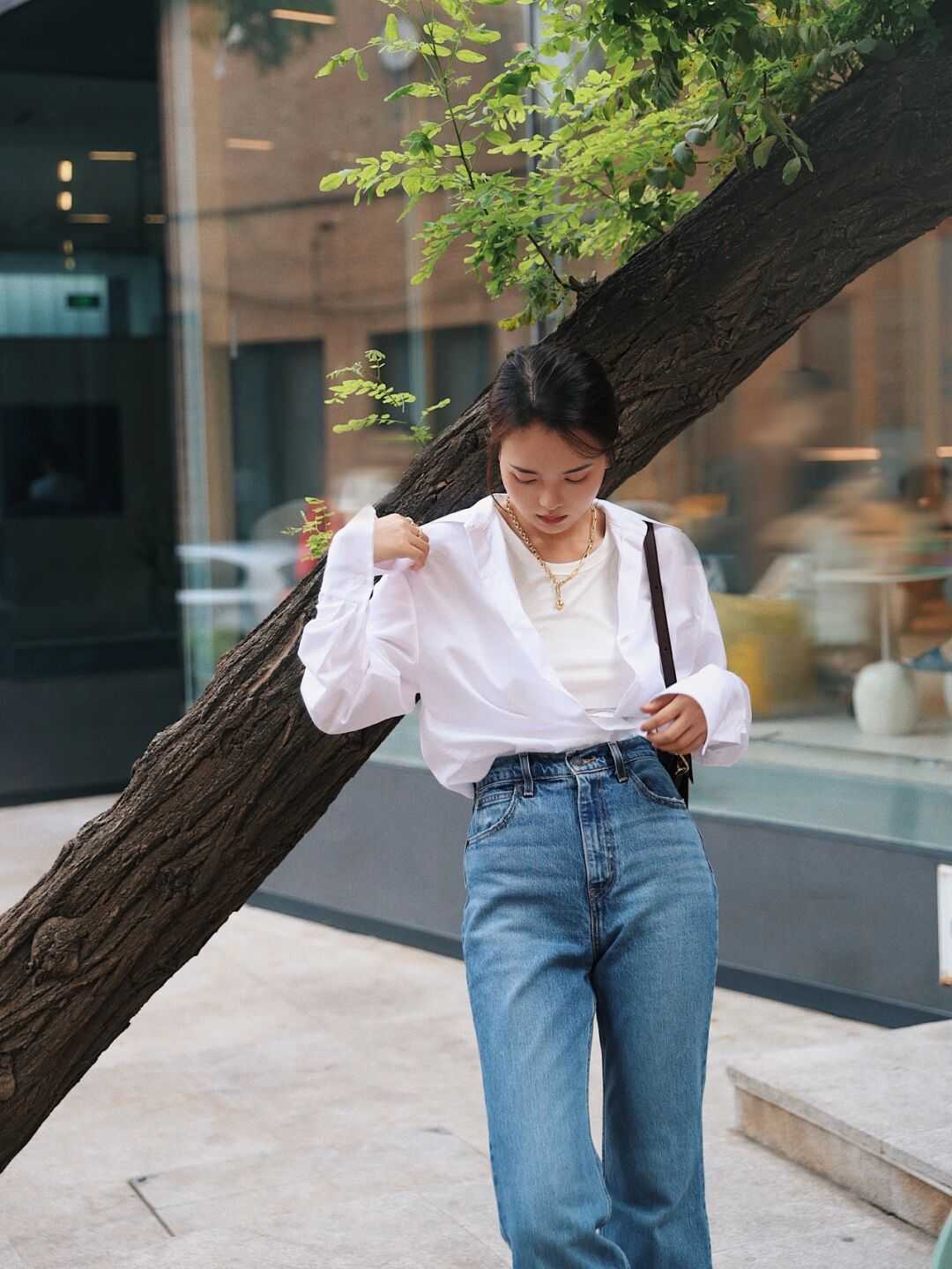 衬衫搭配|春天穿衣别再盲目跟风了!白衬衫+牛仔裤是今年顶流,简单大气