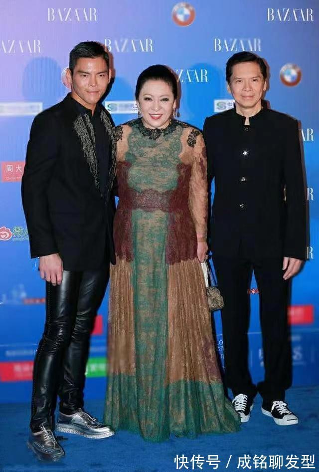 高级感|61岁向太真富态,一袭印花连衣裙透着阔太范,从容自信高级感满满