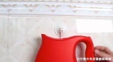 洗衣液瓶子别再扔了，剪一剪放在卫生间太实用了，全家都抢着用！