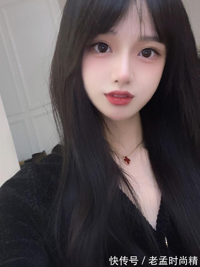 嘴唇|大眼睛厚嘴唇长相干净的美女,格外漂亮,简单穿搭就很吸引人