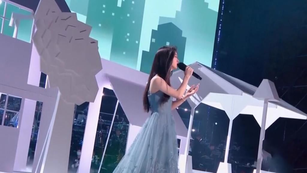 好声音 恭喜!夺冠5天就两次“双赢”!单依纯趁热打铁,张艺谋老谋深算