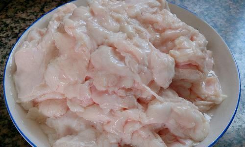 炸猪油有窍门，这样炸出的猪油香浓白净无腥味，经久耐放