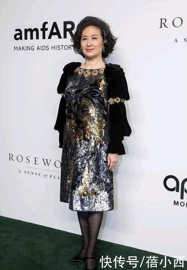 穿搭|何超琼换了清爽短发减龄至少20岁，穿粉色上衣配短裤，秀出豆腐腿