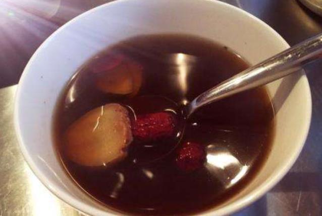 生姜|红枣碰上它,称“穷人的阿胶”,除去老雀斑,驱寒暖胃,皮肤好