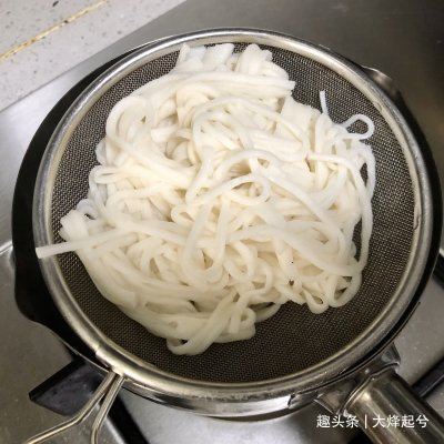 适合夏天的五彩凉拌鸡丝鱼面,低脂低卡,清爽好吃不油腻