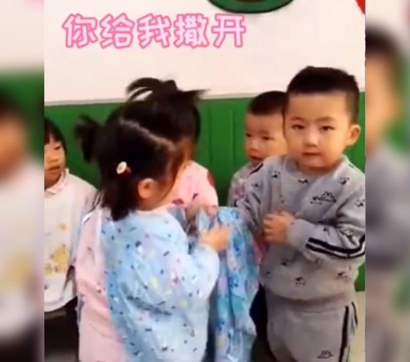 幼儿园|妹妹上幼儿园不会穿衣服,哥哥想帮忙却屡遭“挨打”,小表情亮了