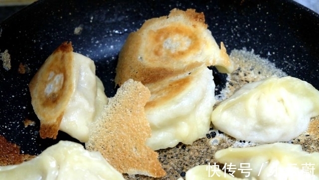 锅巴|饺子别再煮了，试试这个做法，面粉水比例调配好，冰花又焦又脆！