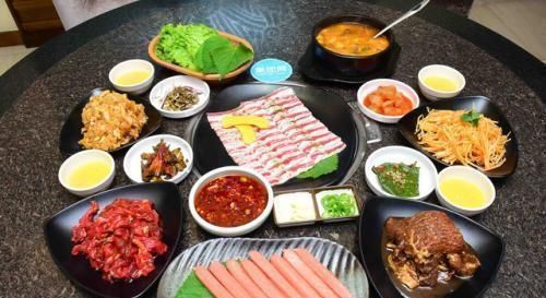 换纸|吃烤肉时,服务员问你“要不要换纸”,其实是种暗示,不懂很尴尬