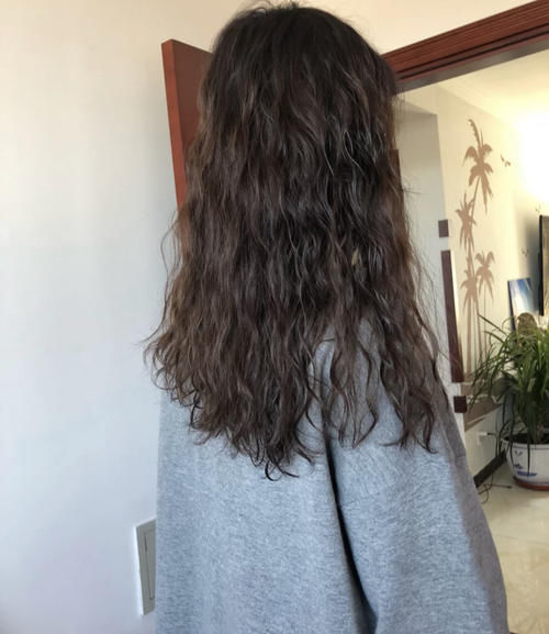 女人烫发时，别再选择这几种“卷发”了，老气又大妈感十足