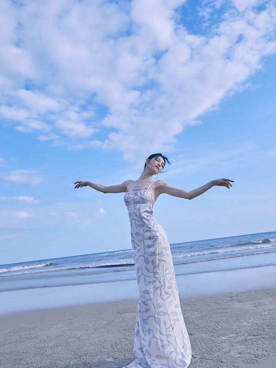 吊带连衣裙|钟楚曦的身材比例太完美,一袭吊带连衣裙性感优雅,美得让人心动