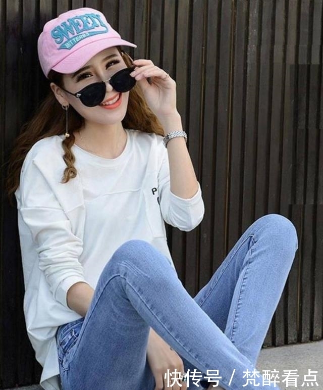 紧身|时尚穿搭:紧身牛仔裤小姐姐,如同海上吹来的一阵凉风!