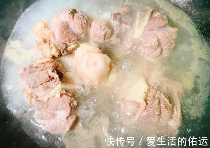 炖骨头汤，只放3个料就够了，炖好后汤白不黑，鲜美不腥不油腻