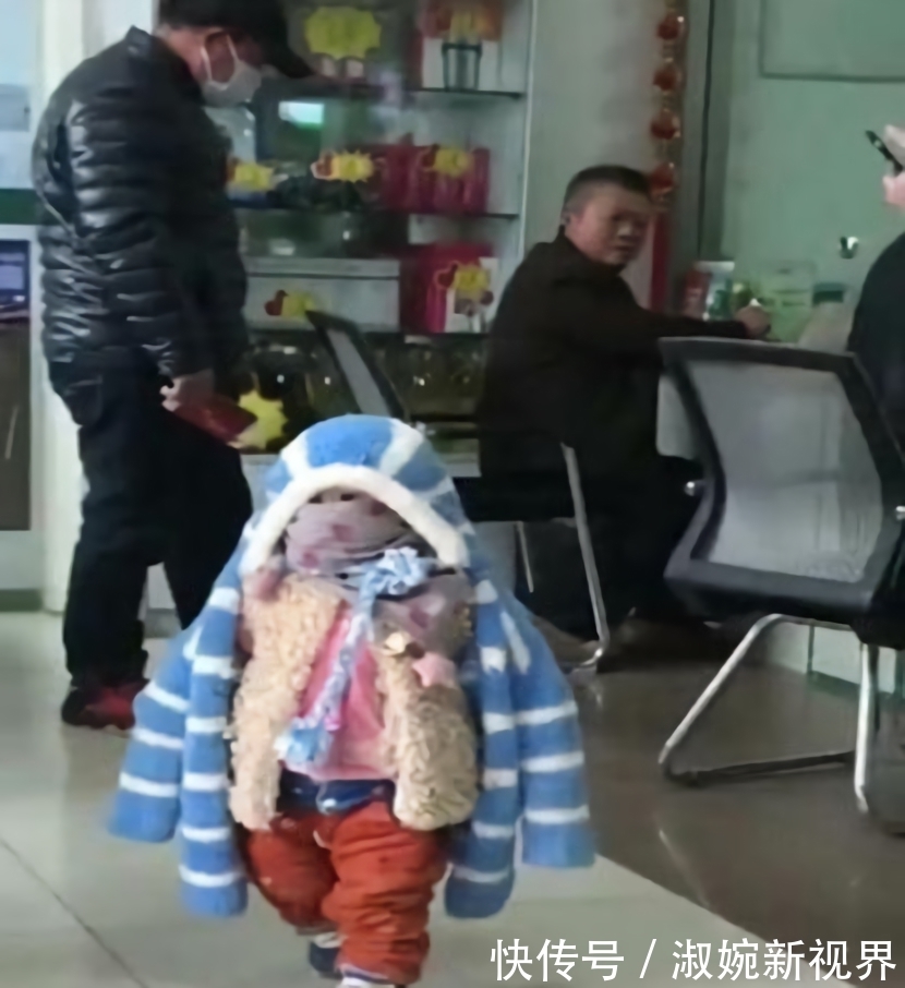 爸妈|有一种孩子叫“爷爷带大的孩子”,爸妈回家看到笑得乐开了花