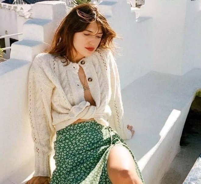 减龄 今年很流行“奶奶衫”,看似显老,穿上却很减龄,百搭不挑人