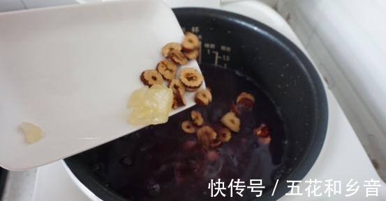 满满胶原蛋白的皂角米紫薯甜汤，甜糯可口，制作简单还好吃！