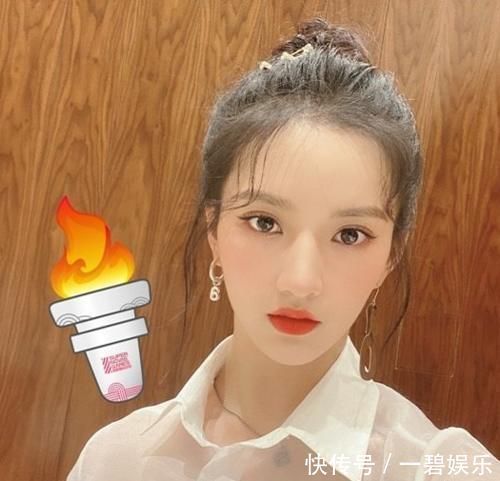 火炬 硬糖少女集体出动传递火炬,其他成员都用手传,唯独刘些宁与众不同