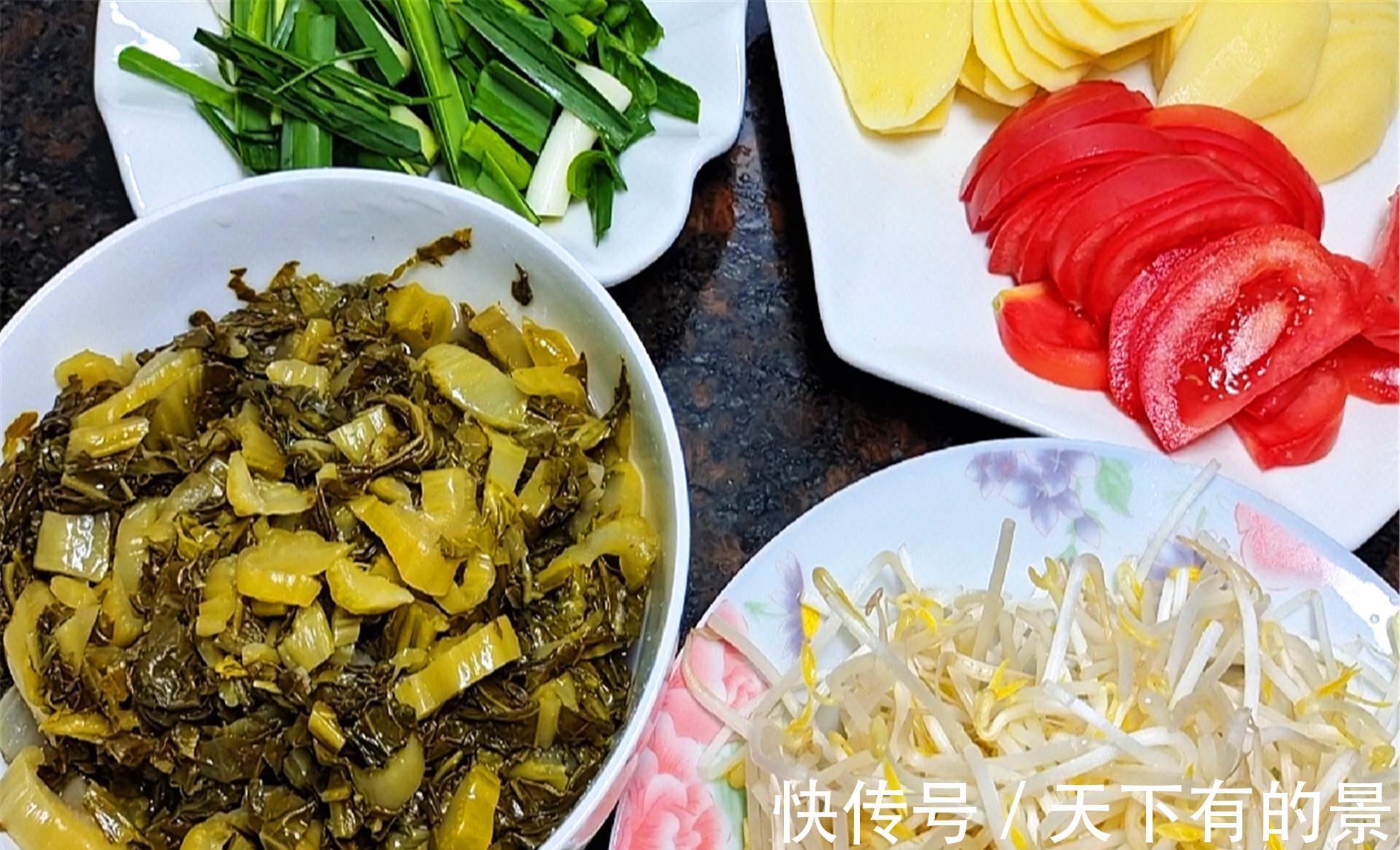 灵魂|贵州酸菜蹄膀做法来了，先油炸再慢卤，配上一碗灵魂蘸水，绝了