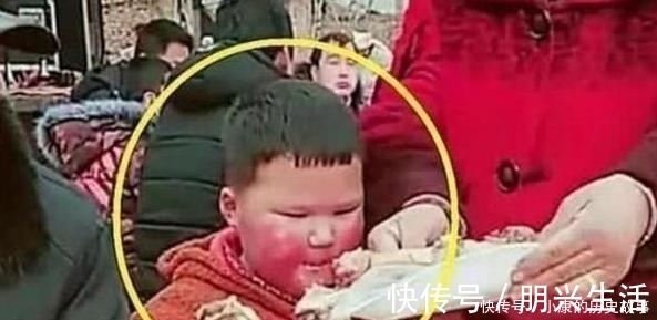 村民|奶奶带孙子参加酒席,回家后被大家“拉黑”,村民:你自己管吧