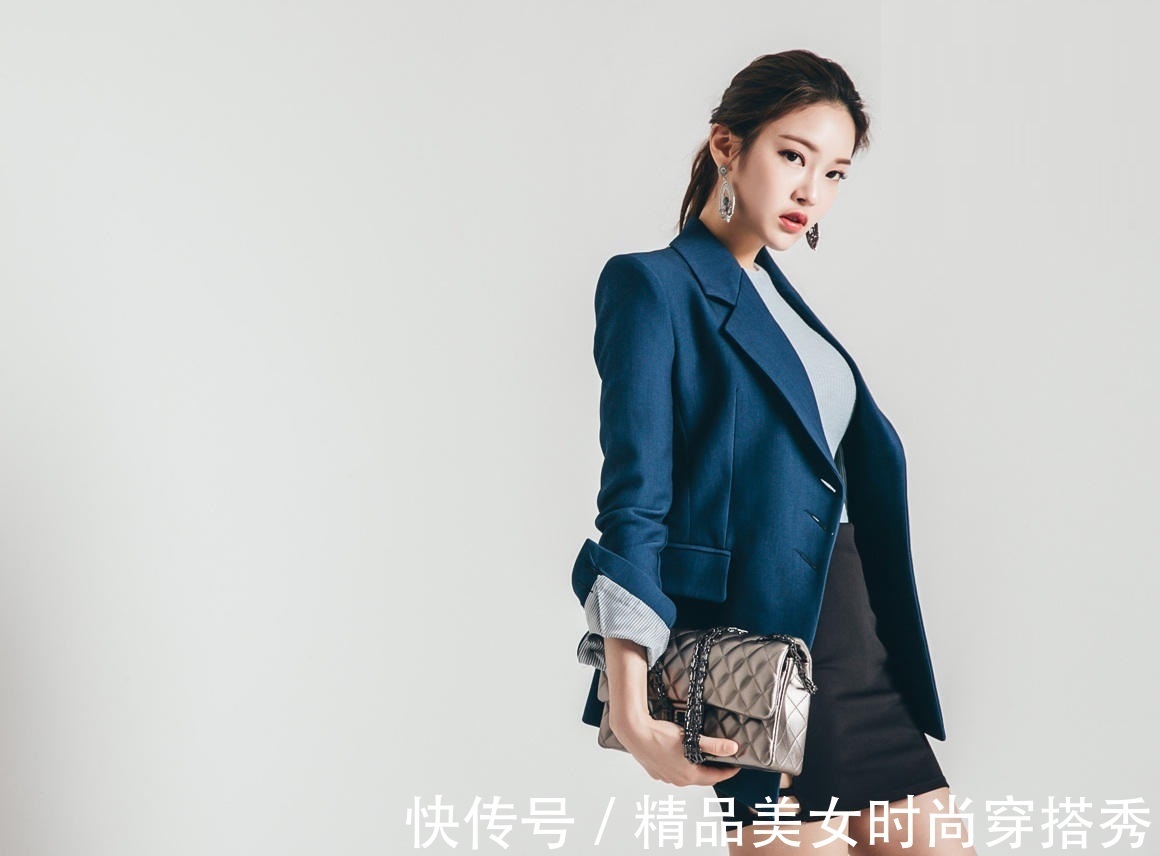 针织衫|一件浅蓝色的针织衫，下搭一条黑色的短裙，简洁大方，优雅又时尚