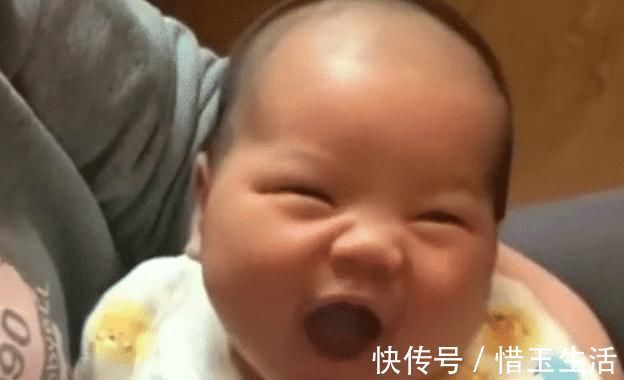 喜笑颜开|萌娃“神变脸”走红网络,回头看见爸爸后,表情也是绝了