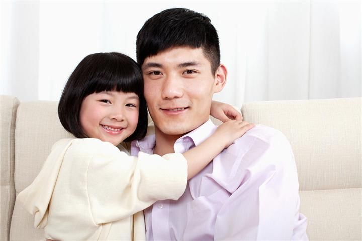 输液|霸气萌娃在医院输液火了,背着手“视察工作”,领导范十足