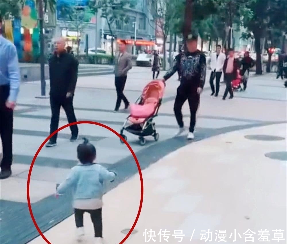 画面|萌宝跟妈妈一起出门逛街，突然看见了“爸爸”，画面却尴尬了