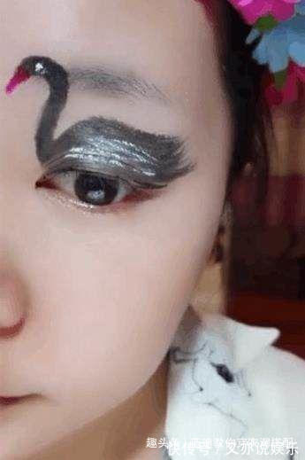 效果|女子将眼皮画成天鹅状,眨巴眼睛的时候,效果很清奇