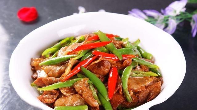 辣椒炒肉有三个小技巧，学会后做出的辣椒炒肉既营养又入味