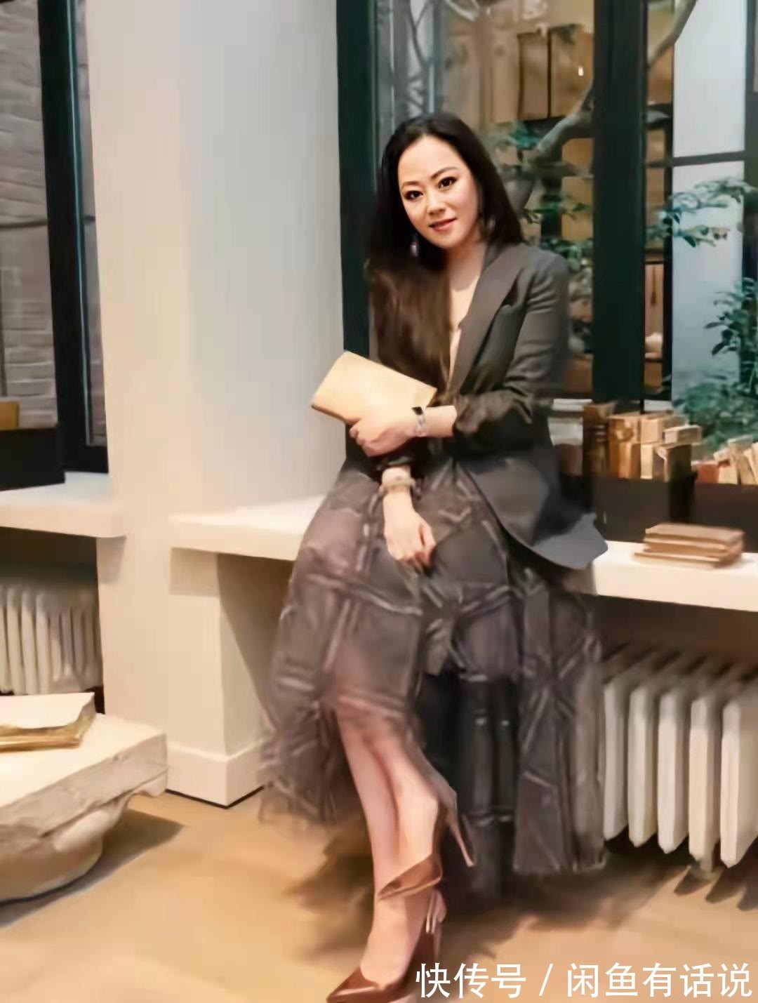 半身裙 章小蕙看秀挺高调,穿西装配半裙手上戴两钻戒,一看就是上流贵妇