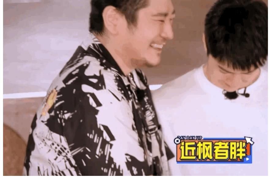 钱枫|王一博节目中撸串，表情一脸认真，吃饱后还被钱枫摸了摸肚子