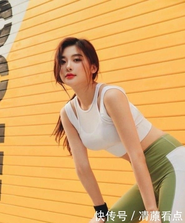 街拍时尚美女搭配修身打底裤,展现高贵优雅气质,十分亮眼