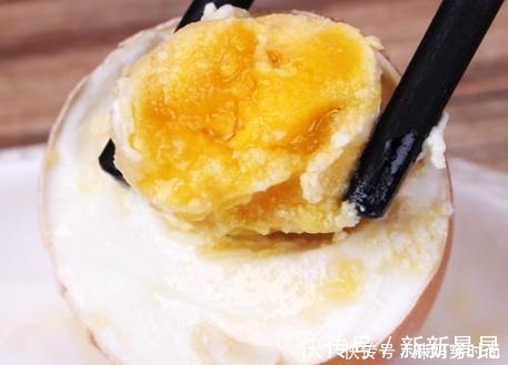 腌鸡蛋，不要只会加盐腌，分享正确做法，咸鸡蛋起沙流油，味道香
