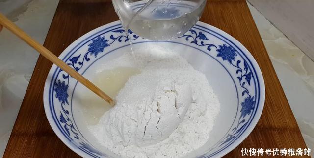 烧饼这样做才香酥,锅里烙一烙,比买的还好吃,咬一口就香酥掉渣