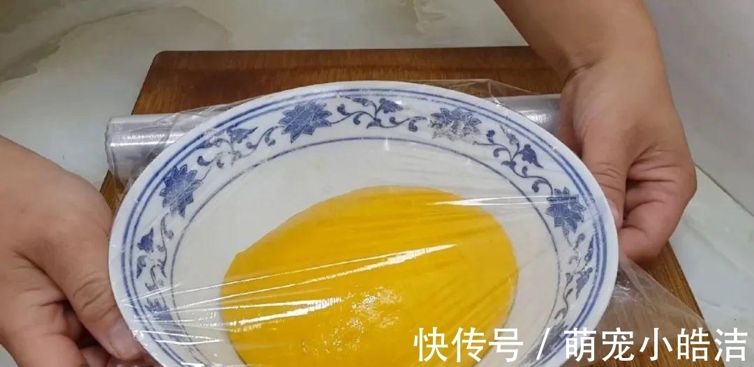 南瓜这样做才简单,锅里炸一炸,外皮焦脆又空心,比面包蛋糕还好吃