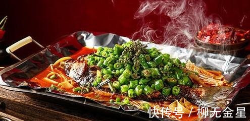 鲫鱼|十几年烧烤店老师傅的锡纸烤鱼教程,看完你就会!