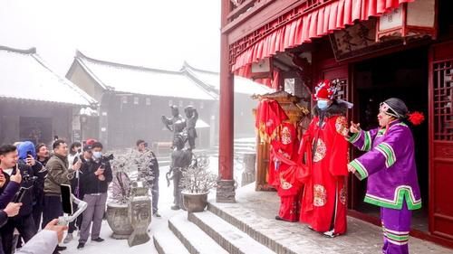 老年|景区《抛球选婿》：被绣球砸中小伙拜天地时一脸不高兴，腰都不弯