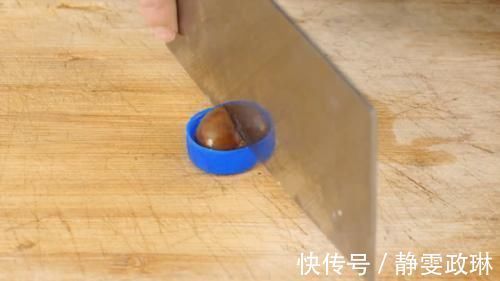 今天才知道,剥板栗还有这么个小窍门,一分钟能剥一大盘,太省事