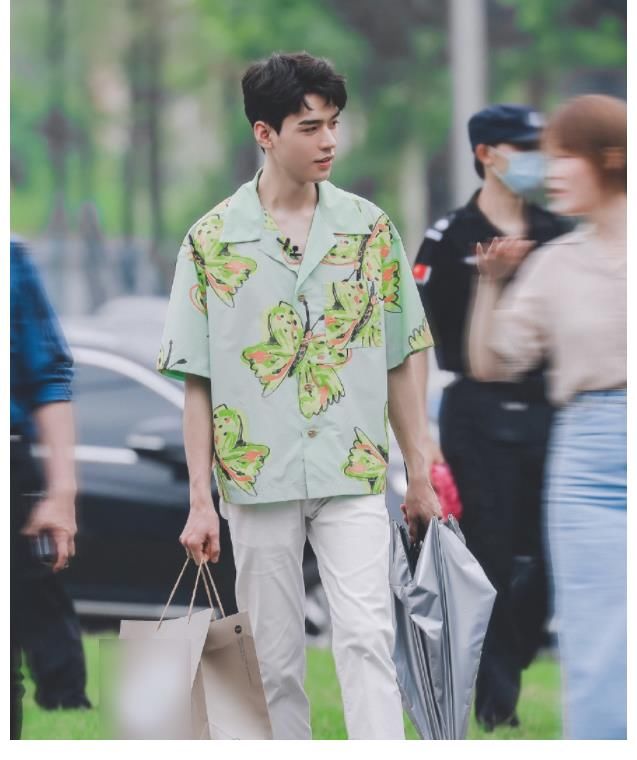 龚俊|中餐厅5再出路透,路人镜头下的周也好甜,龚俊花蝴蝶衬衫好绝