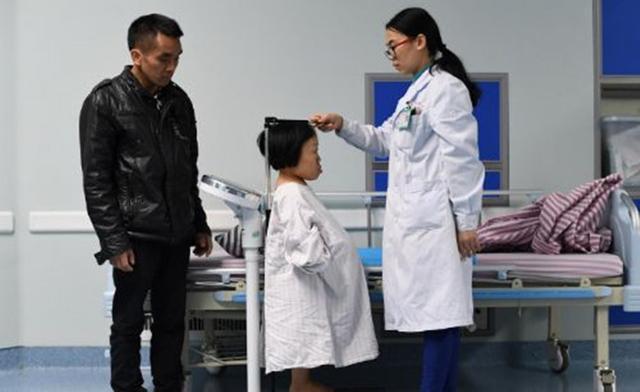 孩子|90cm的“袖珍”女孩执意生娃,孩子慢慢长大后,一家人心情复杂