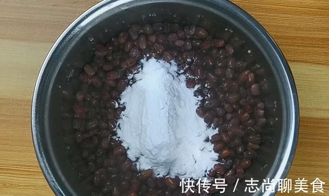 红豆糯米糕的简单做法，软糯香甜，营养好吃，老少皆宜的家中美食