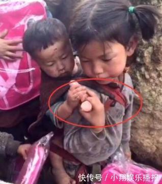 农村|姐姐自己吃香肠，弟弟在后面看着，姐姐的动作很暖心