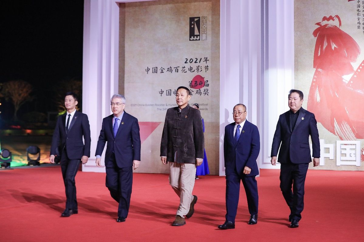 星光閃耀 照亮鷺島！ 明星大咖紛紛登場(chǎng)第34屆中國(guó)金雞百花電影節(jié)閉幕紅毯