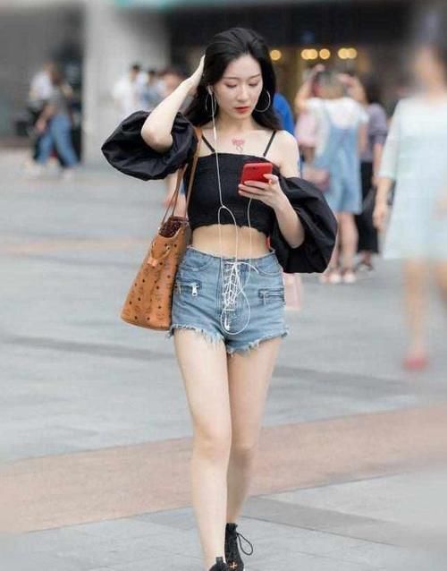 潮流穿搭牛仔裤美女,穿搭大胆让人动心,成为靓丽风景线